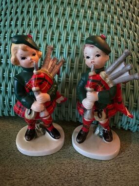 Vintage Lefton Scottish bagpipers